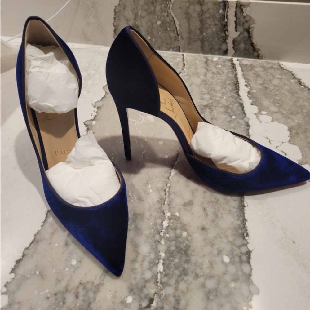Blue Velvet Iriza Pump (Blueberry)